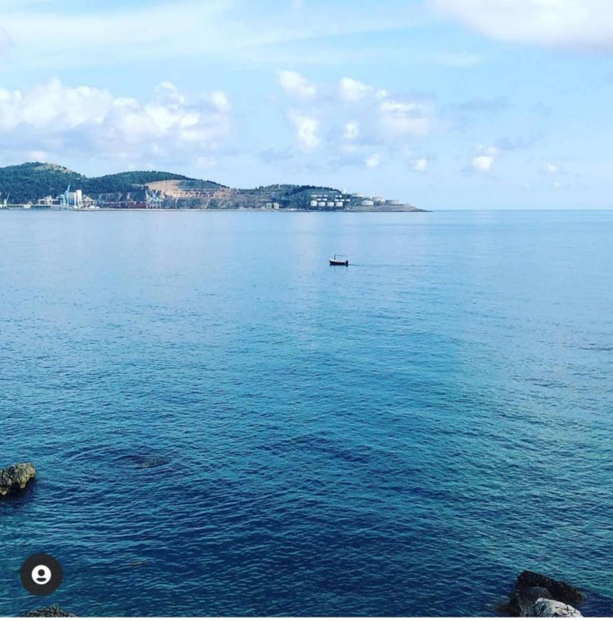 Beachfront Red Apartments With Pool バール エクステリア 写真