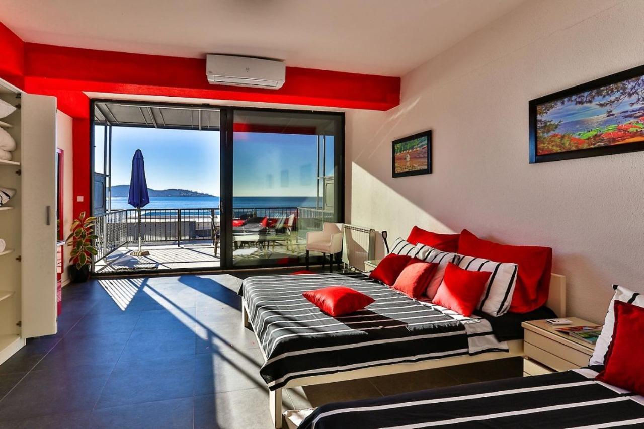 Beachfront Red Apartments With Pool バール エクステリア 写真