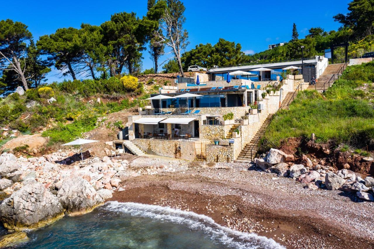 Beachfront Red Apartments With Pool バール エクステリア 写真