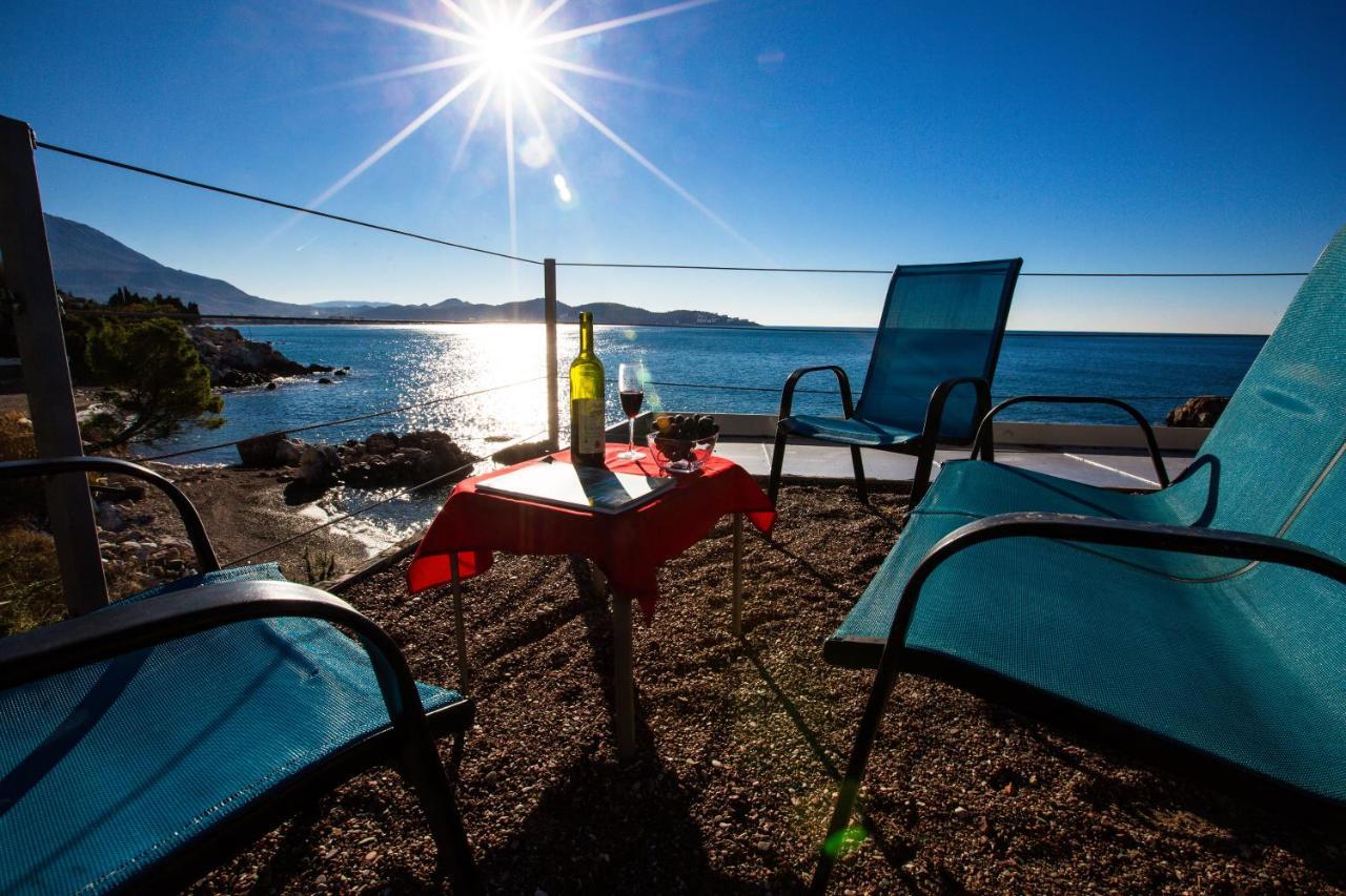 Beachfront Red Apartments With Pool バール エクステリア 写真