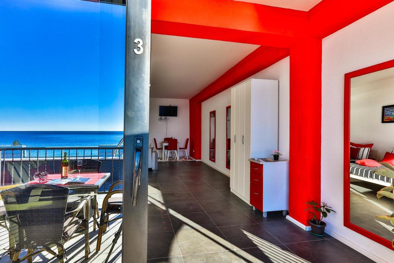 Beachfront Red Apartments With Pool バール エクステリア 写真